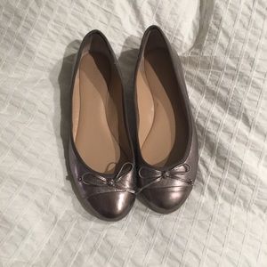 Metallic flats with bow